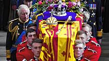 König Charles III. (links, dahinter Prinzessin Anne) folgt dem Sarg von Königin Elizabeth II. während der Trauerfeier vor der Beisetzung ...