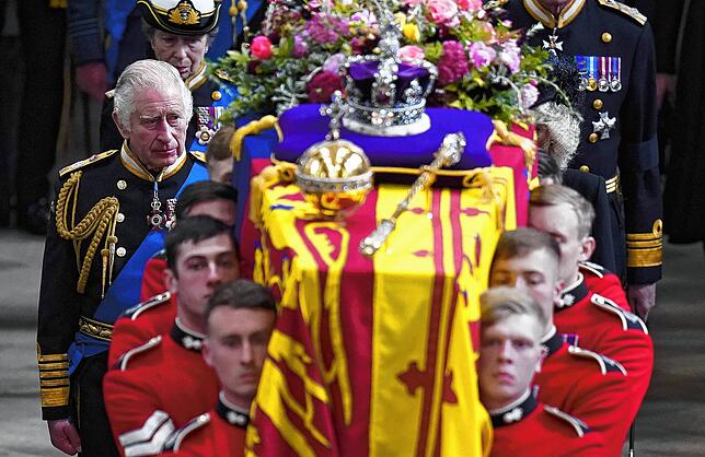 König Charles III. (links, dahinter Prinzessin Anne) folgt dem Sarg von Königin Elizabeth II. während der Trauerfeier vor der Beisetzung ...