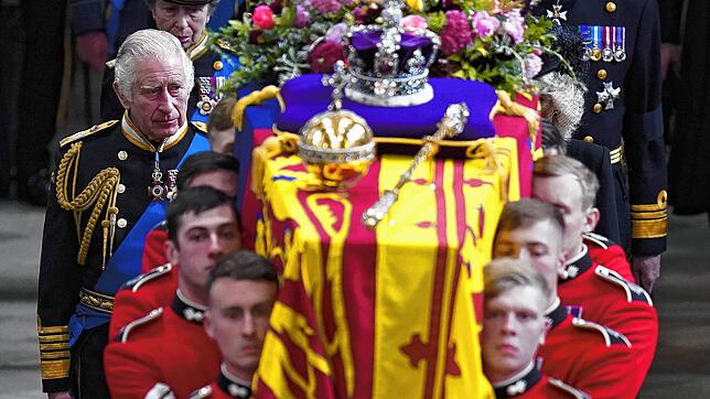 König Charles III. (links, dahinter Prinzessin Anne) folgt dem Sarg von Königin Elizabeth II. während der Trauerfeier vor der Beisetzung ...