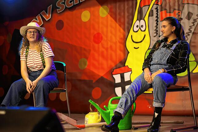 Ein Hochgenuss: Chiara Blank und Melissa Saile mit viel Sprachwitz und Spielfreude in ihrem Sketch „Die Uhrzeit“ – oder muss es eher ...