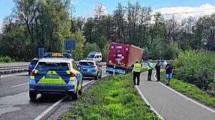 Der Lkw steht rechts der B31 im Graben.