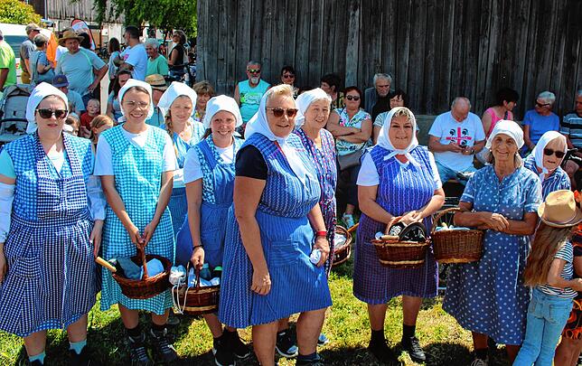 Die Bohlinger Sichelhenke ist ein traditionsreiches Volksfest, das schon am Wochenende mit dem historischen Getreidemähen gestartet ...