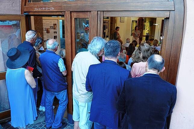 Menschen drängeln sich bei der Kulturnacht 2024 vor der Tür zum Foyer des Rathauses im badischen Laufenburg. Auch dieses Jahr gibt es ...