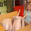 Die 10-jährige Mia vom Narrenverein Katzdorf Arlen hilft beim Verpacken der Puppen.