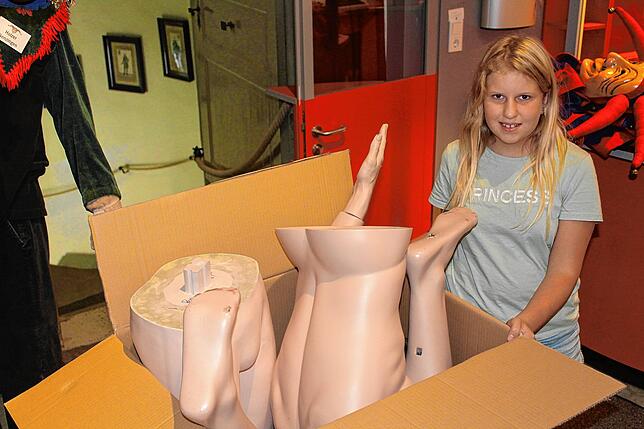 Die 10-jährige Mia vom Narrenverein Katzdorf Arlen hilft beim Verpacken der Puppen.