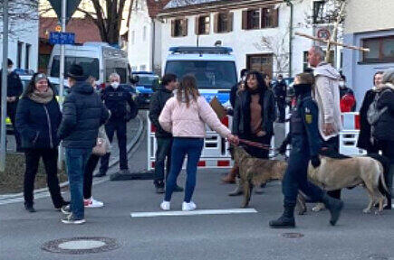 Udo Schulz steht am 13. Februar vor einer Polizeisperre in Laiz mit seinem Holzkreuz.