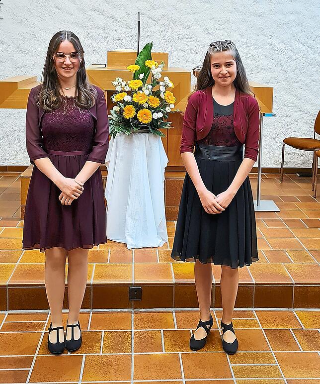 Eva Grünewald (links) und Laura Schaum haben ihre Konfirmation in den neuapostolischen Kirchengemeinden Triberg und Furtwangen gefeiert. ...
