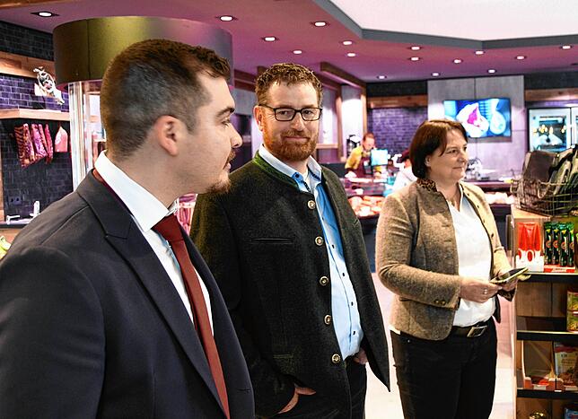 Bürgermeister Selcuk Gök begrüßt an seinem ersten Arbeitstag (von links), Landwirt Stefan Leichenauer und Ministeriumssprecherin Isabel ...