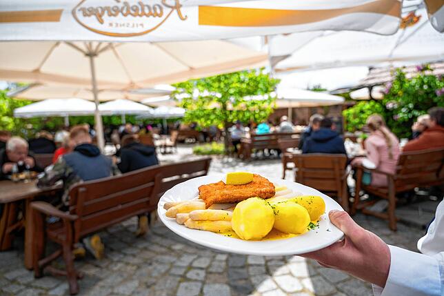 Guter Service kostet Geld – das Foto zeigt den Außenbereich eines Restaurants.