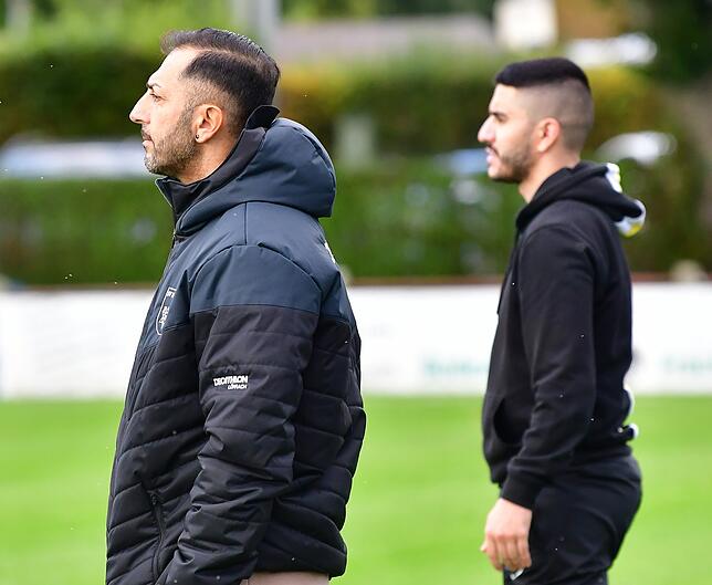 Nachfolge: Co-Trainer Tunahan Kocer (rechts) wird vorerst die Trainingsleitung beim SV Herten nach der Trennung von Bülent Güzel übernehmen.