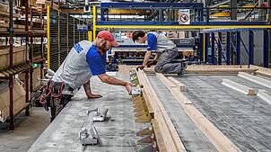 Die Erne AG Holzbau hat ihre neue Produktionsanlage für Holz-Hybriddecken in Stein eröffnet.