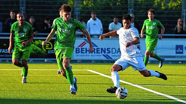 Zweikampf um den Ball zwischen Andre Weets (links) vom FC Brigachtal und Marco Effinger (SG Marbach/Rietheim).