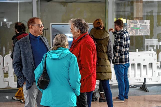 Oberbürgermeister Jürgen Roth diskutiert mit den Besuchern bei der Infoveranstaltung im Rössle den Stand der Planungen.