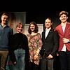 Zufriedene Organisatoren und glückliche Gewinner: Johanna Paffrath und Kupawa Mynova (2. und 3. v. links) entschieden den Poetry Slam ...