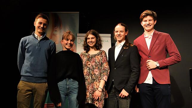 Zufriedene Organisatoren und glückliche Gewinner: Johanna Paffrath und Kupawa Mynova (2. und 3. v. links) entschieden den Poetry Slam ...