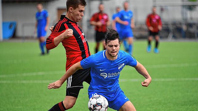Geschenk gemacht: Max Wechlin (vorn, auf unserem Archivbild) traf zu seinem 22. Geburtstag zum 2:0-Zwischenstand beim 3:0-Erfolg des TuS ...