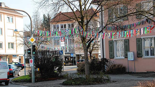 In der Ortsmitte von Gottmadingen hängen bereits Narrenbändel. Laut Polizei sollen solche nicht mehr von Zunftmitgliedern aufgehängt ...