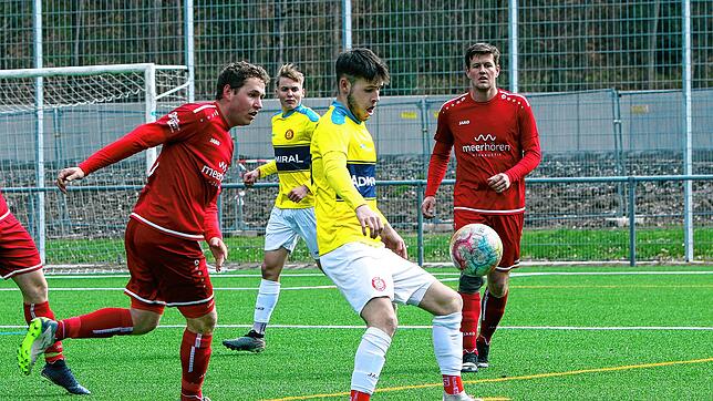 Der SC Pfullendorf II (Aaron Binder, rechts) hat sich mit 3:1 gegen die SG Reichenau (Fabian Weltin) durchgesetzt. Bild: Eugen Fischer
