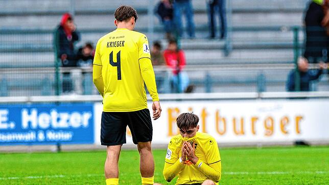 Der FC 08 Villingen (Enrico Krieger, links, und der Torschütze zum 1:0, Admir Osmicic) verliert beim TSV Steinbach Haiger mit 1:3.