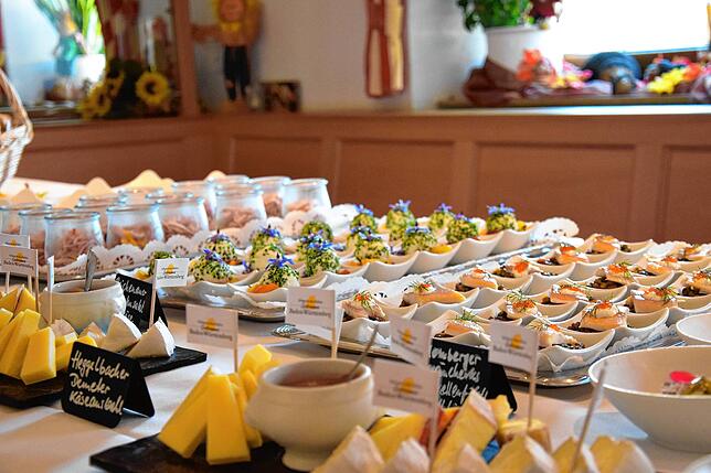 Nach der Ehrung gibt es ein Buffet mit regionalen Zutaten.