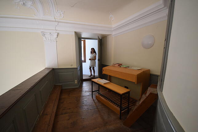 Roswitha Merazzi steht hier im Eingang zur Empore der Schlosskapelle, die nur durch den Kurt-Hahn-Saal im angrenzenden Schloss ...