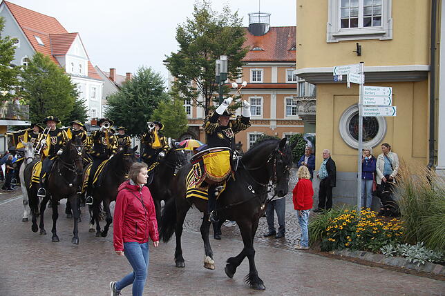 Bild 18: Das bisschen Regen! So bunt und vielfältig war der Festumzug des Reitturniers