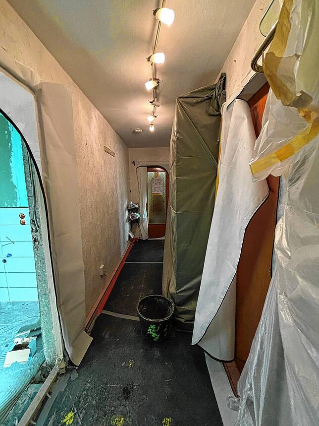 Baustelle pur statt wohnliches Zuhause: Blick in den Flur.