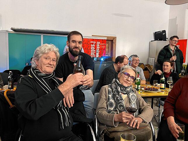 Zufriedene Gesichter gibt es bei der Wahlparty der Linken in Konstanz.