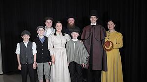 Das Freilichtspiel „Die Schwarze Rose“ handelt vom Leben des Heimatkünstlers Heinrich Ernst Kromer und seiner Familie. Das sind die ...