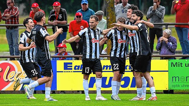 Jubel in Bahlingen: Der FC 08 Villingen verabschiedet sich mit einem 4:3-Sieg gegen den Bahlinger SC aus der Regionalliga.