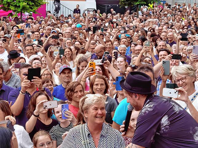 Bild 6: Johannes Oerding tritt in Meersburg auf: 4.000 Fans feiern begeistert