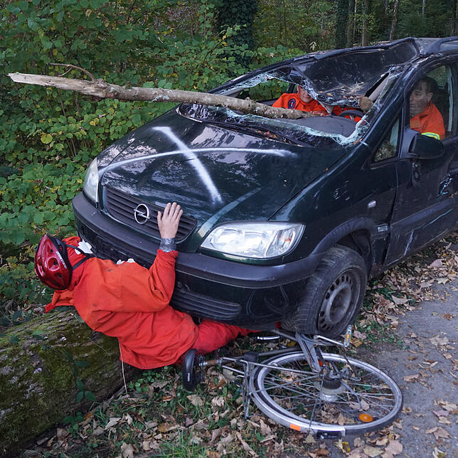 Bild 3: Was tun, wenn’s kracht? Das übt die Allensbacher Feuerwehr mit diesem aufwändig inszenierten Unfallszenario