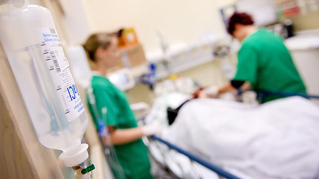 Blick in ein Krankenzimmer eines Krankenhauses. Die Digitalisierung im Gesundheitsswesen schreitet voran Bild: dpa