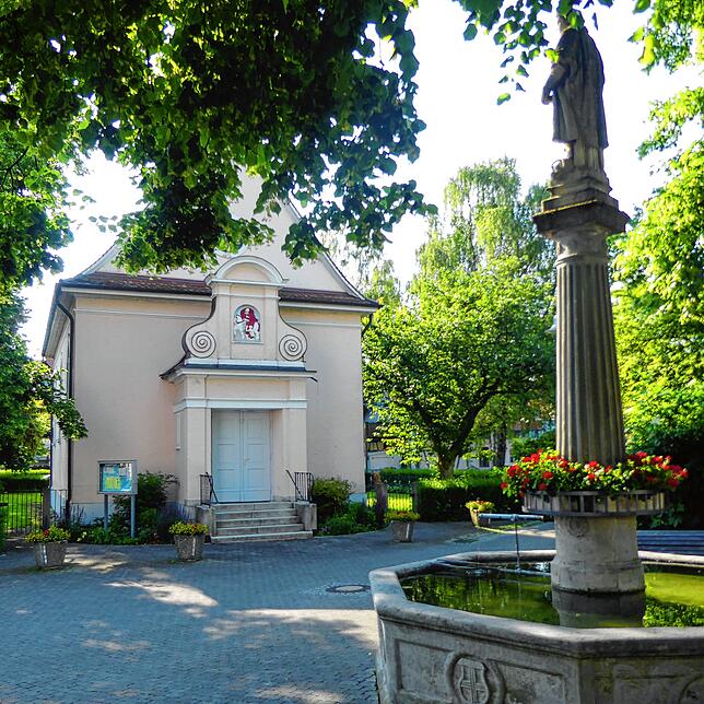 Im Dorfmittelpunkt steht die St. Martinskapelle. Zuständig für den Erhalt der Kapelle ist bis heute ein Verein.
