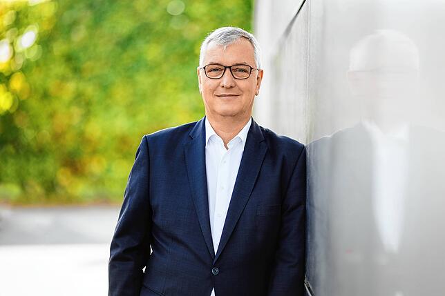 Zeppelin-Chef Peter Gerstmann führt einen Konzern mit rund 10.000 Mitarbeitern und einem Jahresumsatz von 3,3 Milliarden Euro.