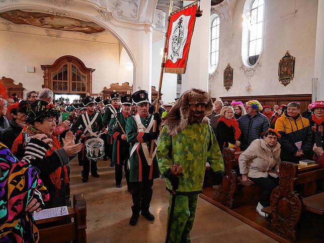 Begleitet von der Ranzengarde, hielt Dekan Peter Berg Einzug in das Münster.