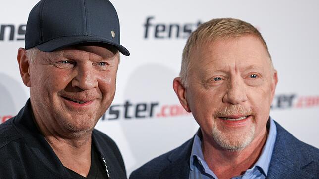 Stefan Effenberg (l) rät Nick Woltemade vorerst zu einem Verbleib in Stuttgart.