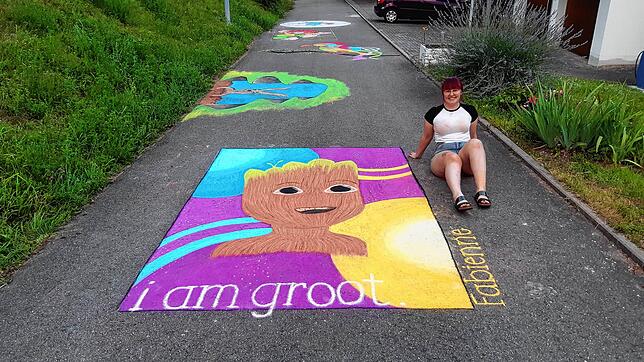 Mit Botschaft: Fabienne (20) neben ihrem Beitrag für die Online-Ausgabe des Blumberger Street-Art-Festivals.