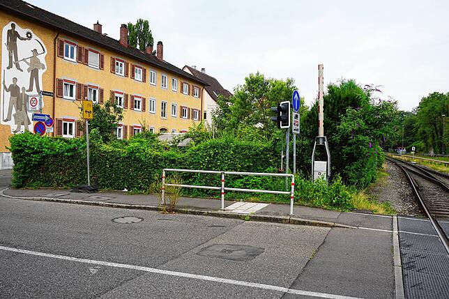 Gerade mal zehn Meter breit ist der grünen Streifen zwischen Bahnlinie und Oranienstraße, den ein Bordellbetreiber aus Stuttgart bebauen ...