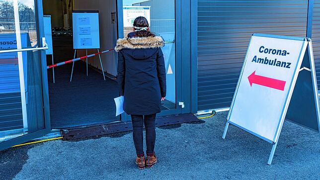 Eine Frau steht am 15. März 2020 vor der damals neu eingerichteten Corona-Ambulanz auf dem Messegelände in Schwenningen. Eine Woche ...