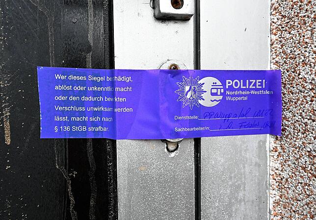 Ein Siegel der Polizei klebt über dem Schloss Remscheid (NRW) einer Tür zum Vereinsheim der Rockergruppierung „United ...