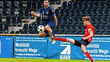 Gianluca Serpa (links) setzt sich in dieser Szene spektakulär gegen Niklas Mohr durch. Punkte aber gab es dennoch keine für den 1. FC ...