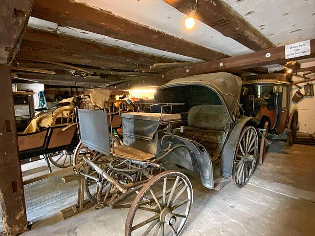 Im Schuppen stehen verschiedene historische Kutschen.