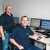 Thomas Westhauser (links) und Daniel Ortmann beantworten in der Funkeinsatzzentrale die Fragen der Besucher