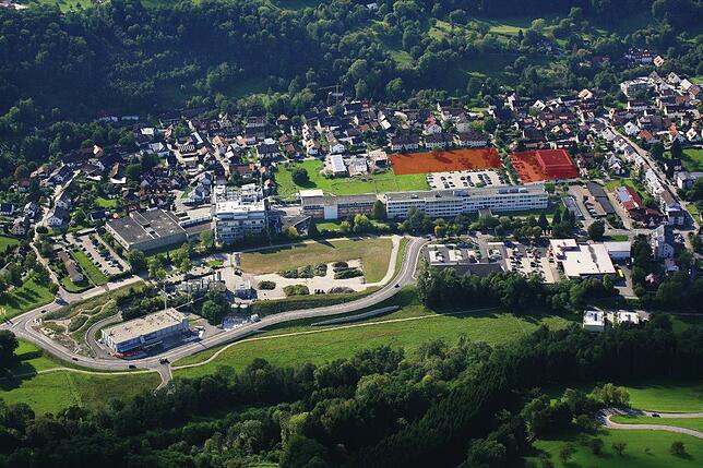 Das Wehrer Novartis-Areal von oben: Rot markiert die Grundstücke, die nun an die Stadt Wehr verkauft wurden.