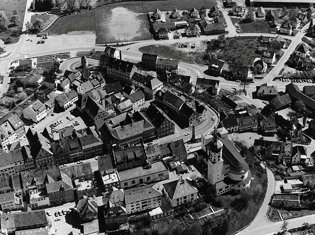 Ein Blick auf die Stockacher Oberstadt mit der Kirche St. Oswald im April 1977.