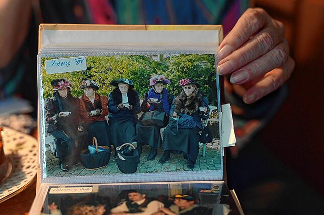 „Wir verteilen immer Kuchen statt Bonbons beim Umzug“, erklärt Ilse Weber zu diesem Bild.
