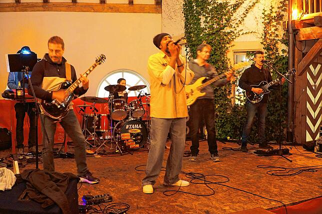 Ein Ende wird zum Neubeginn: Jah Robby & The Treeshakers fegen über die Blumenfelder Schlossbühne.
