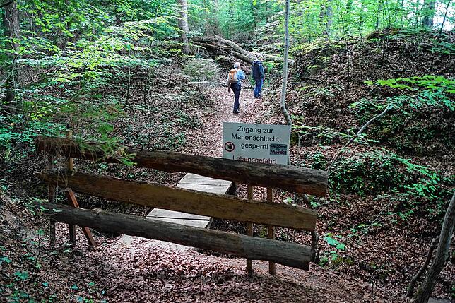 „Lebensgefahr!“ warnt ein Schild beim Uferweg zwischen Wallhausen und Bodman. Derzeit sind dort mehrere Wege gesperrt. Der ...