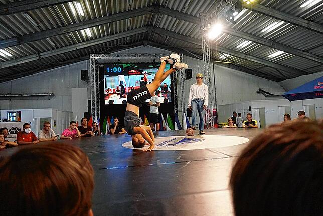 Fußball Freestyler Patrick Bäurer aus Hondingen zeigte bei seiner Show in der Kategorie Einzel bei der WM in Prag vollen Einsatz. Bild: ...
